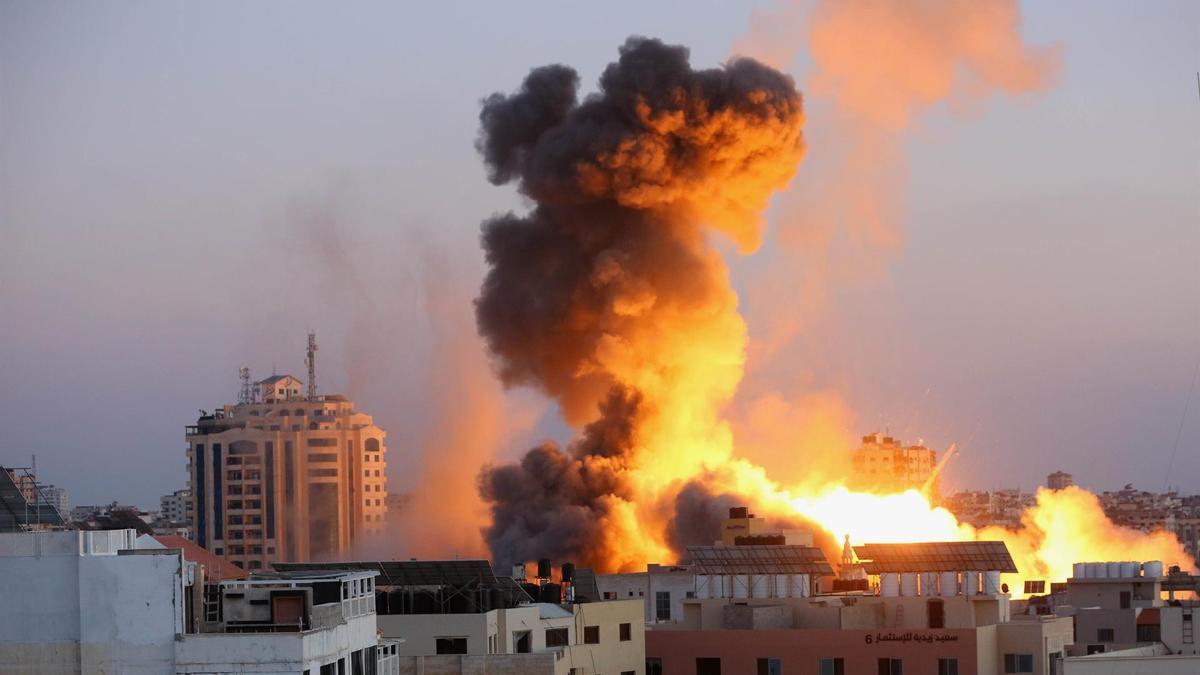 Una explosión causada por los ataques aéreos israelíes en el complejo de Ansar, en medio del recrudecimiento de la violencia israelí-palestina.