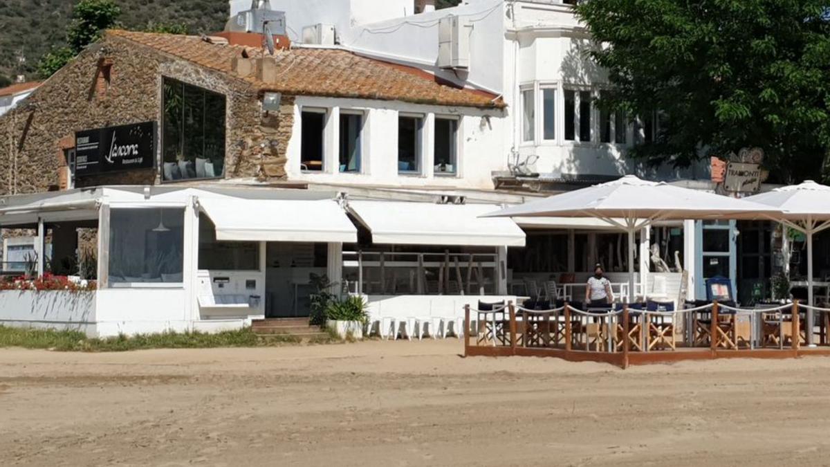 La terrassa del restaurant de la platja de la Perola | L’ÀNCORA