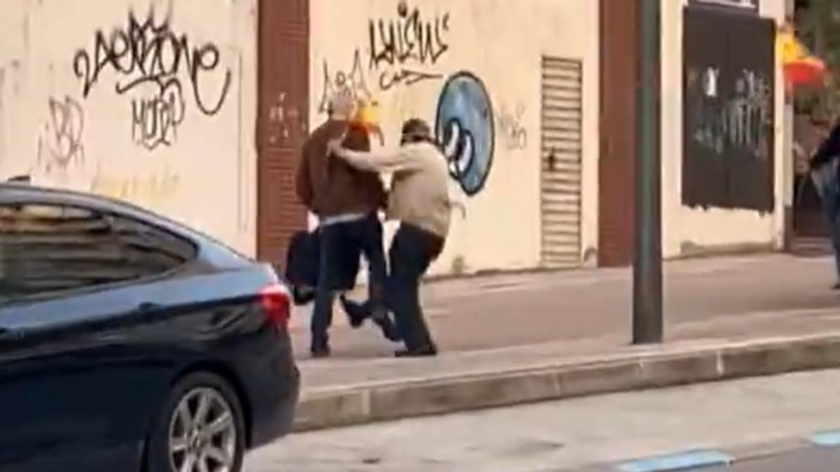 El momento de la agresión, en una captura de pantalla de un vídeo difundido por el PSOE.