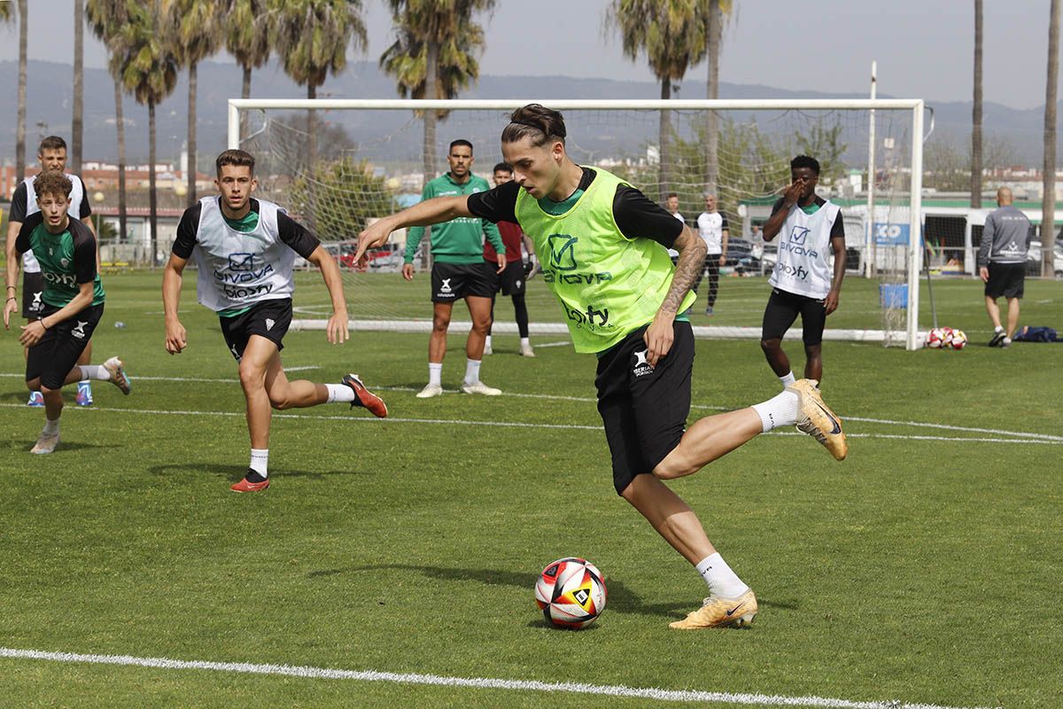 El Córdoba CF y su gran ambiente en el entrenamiento, en imágenes