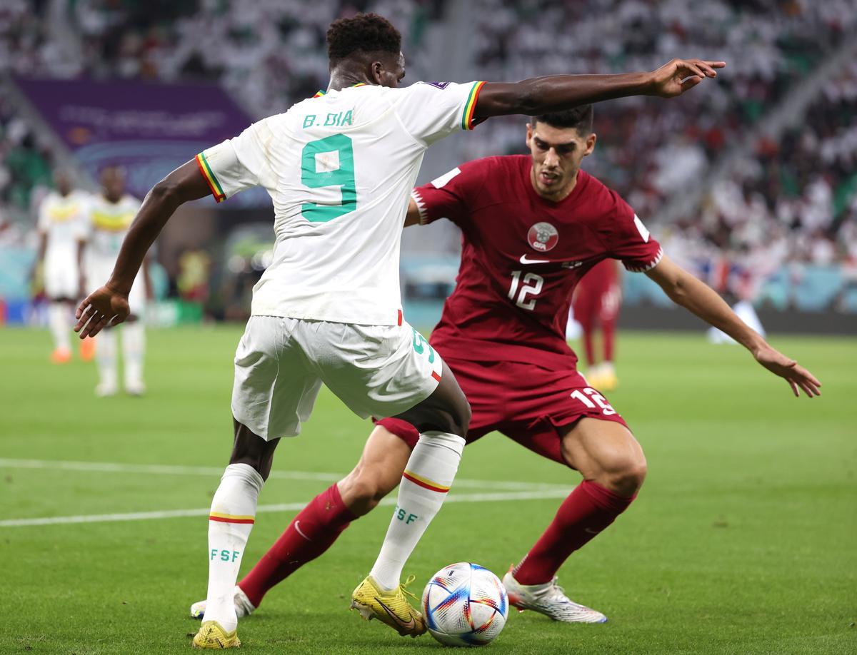 Doha (Qatar), 25/11/2022.- Karim Boudiaf (R) of Qatar in action against Boulaye Dia of Senegal during the FIFA World Cup 2022 group A soccer match between Qatar and Senegal at Al Thumama Stadium in Doha, Qatar, 25 November 2022. (Mundial de Fútbol, Catar) EFE/EPA/Ali Haider