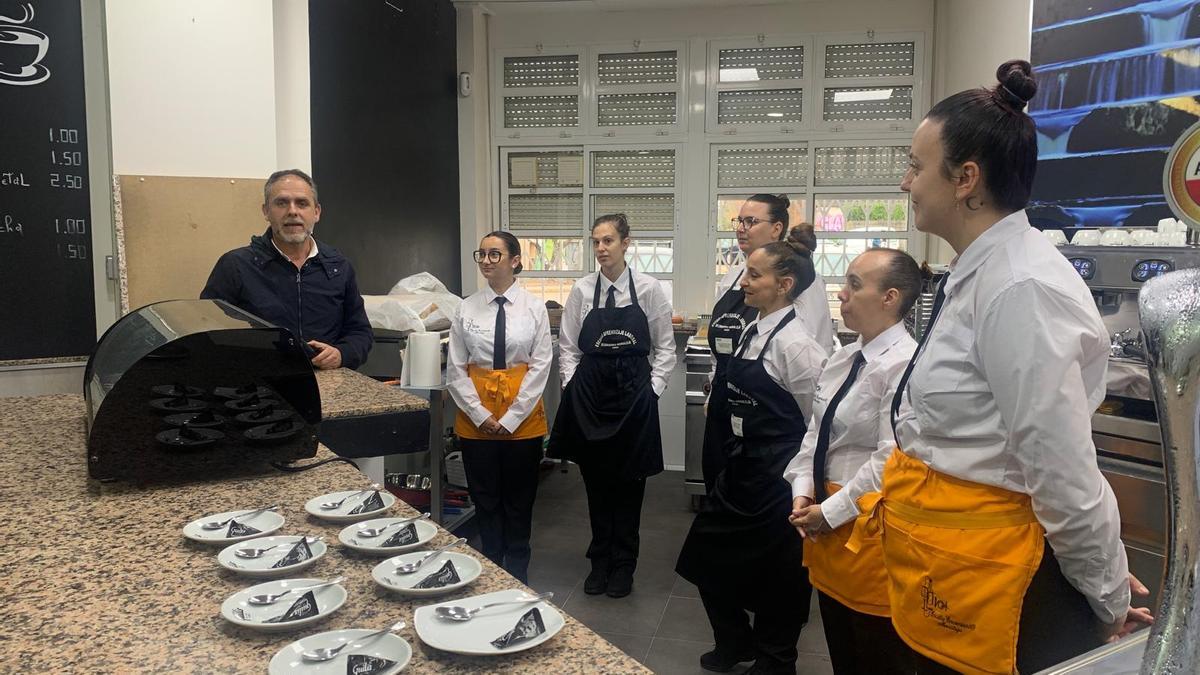 El alcalde y alumnos de un programa  de formación anterior.