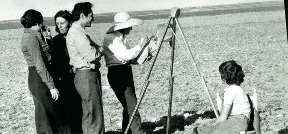 Pintando a María Moreno en 1974 con los campos de Tomelloso, su pueblo, como fondo.