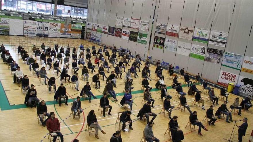 Examen teórico para una plaza de Policía Local en el Lalín Arena en febrero del año pasado.