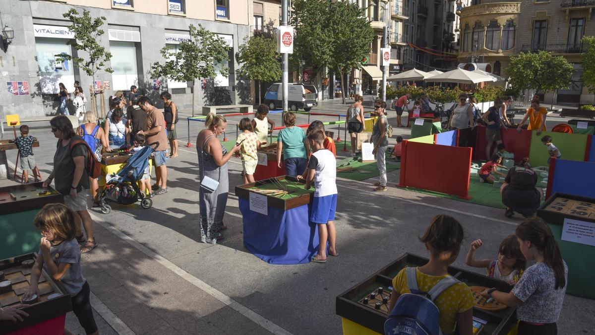 La Plaça Sant Domènec ha acollit avui la inauguració de la Setmana dels Jocs al Carrer