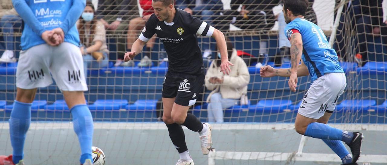 Borja Galán se prepara el balón para intentar el disparo a puerta desde fuera del área.