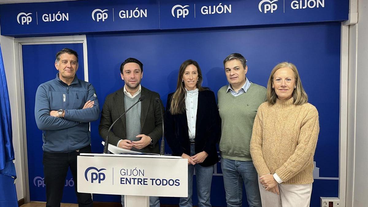 Manuel Cifuentes, Andrés Ruiz, Ángela Pumariega, Pedro de Rueda y Pilar Fernández Pardo, esta mañana, en la sede del PP de Gijón.