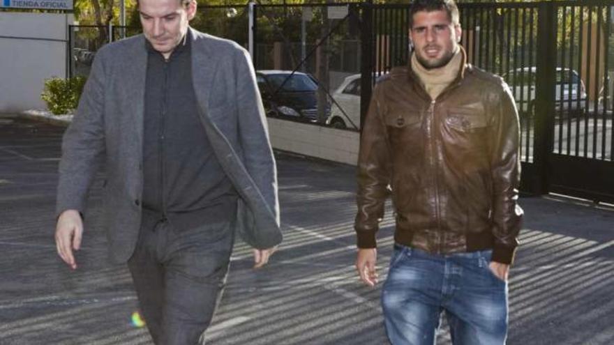 Fran Mérida y su agente Joseba Díaz, ayer, a su llegada al Rico Pérez, donde rescindió su contrato con el Hércules.