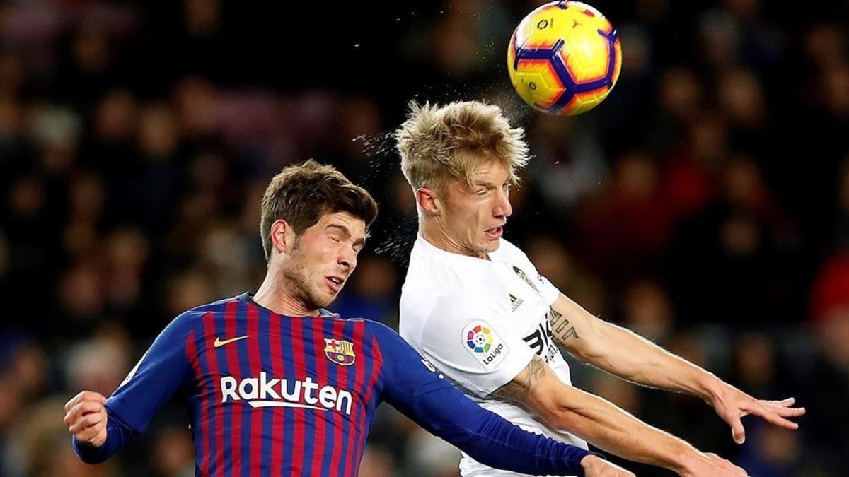 Sergi Roberto disputa un balón aéreo con Daniel Wass.