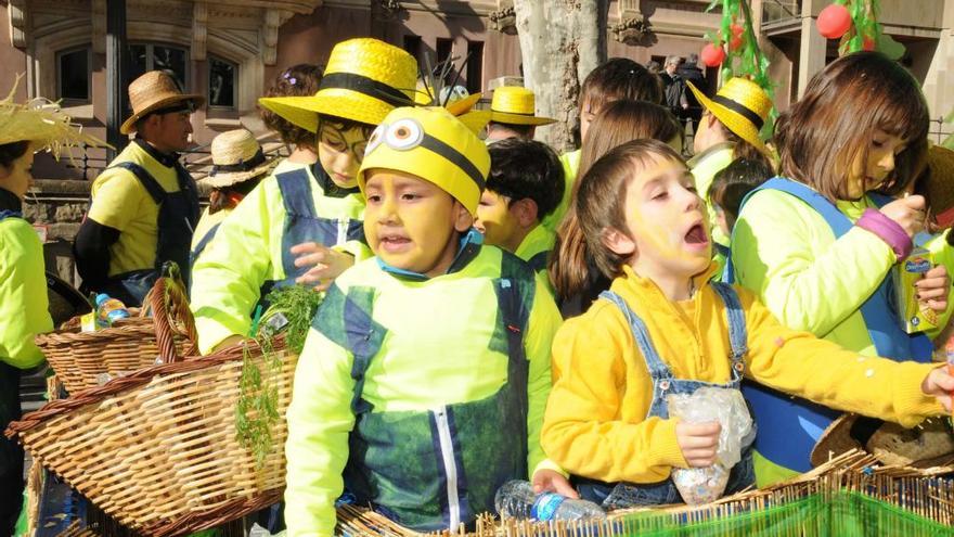 Nens i nenes disfressats en l&#039;edició passada del Carnaval.