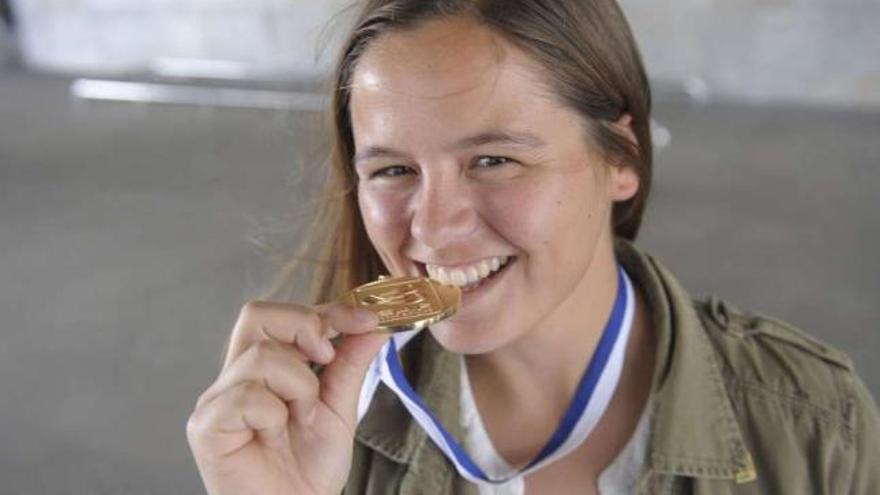 Sofía Toro muerde la medalla de oro que ganó en el último Mundial de match race. / víctor echave