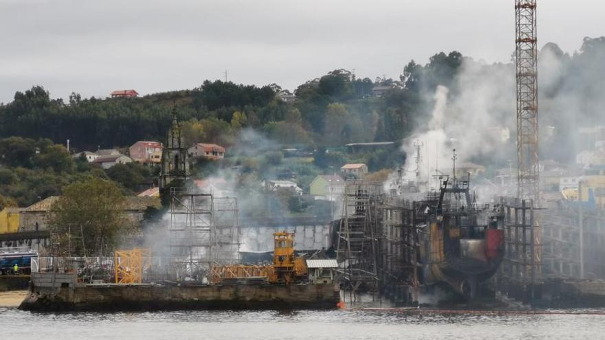 Así intentan salvar de un incendio los barcos de un astillero de Marín