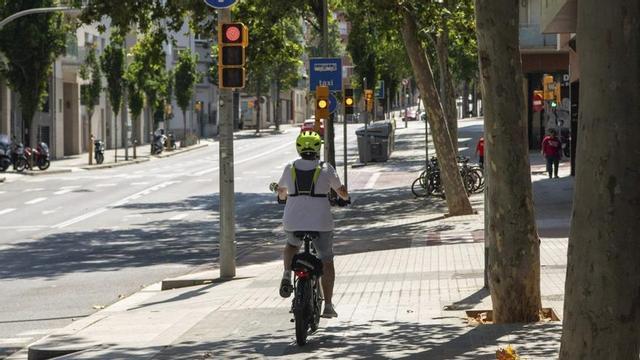 Una bicicleta circula per la vorera de la ronda del Guinardó en el tram del futur carril bici. | BELÉN GONZÁLEZ