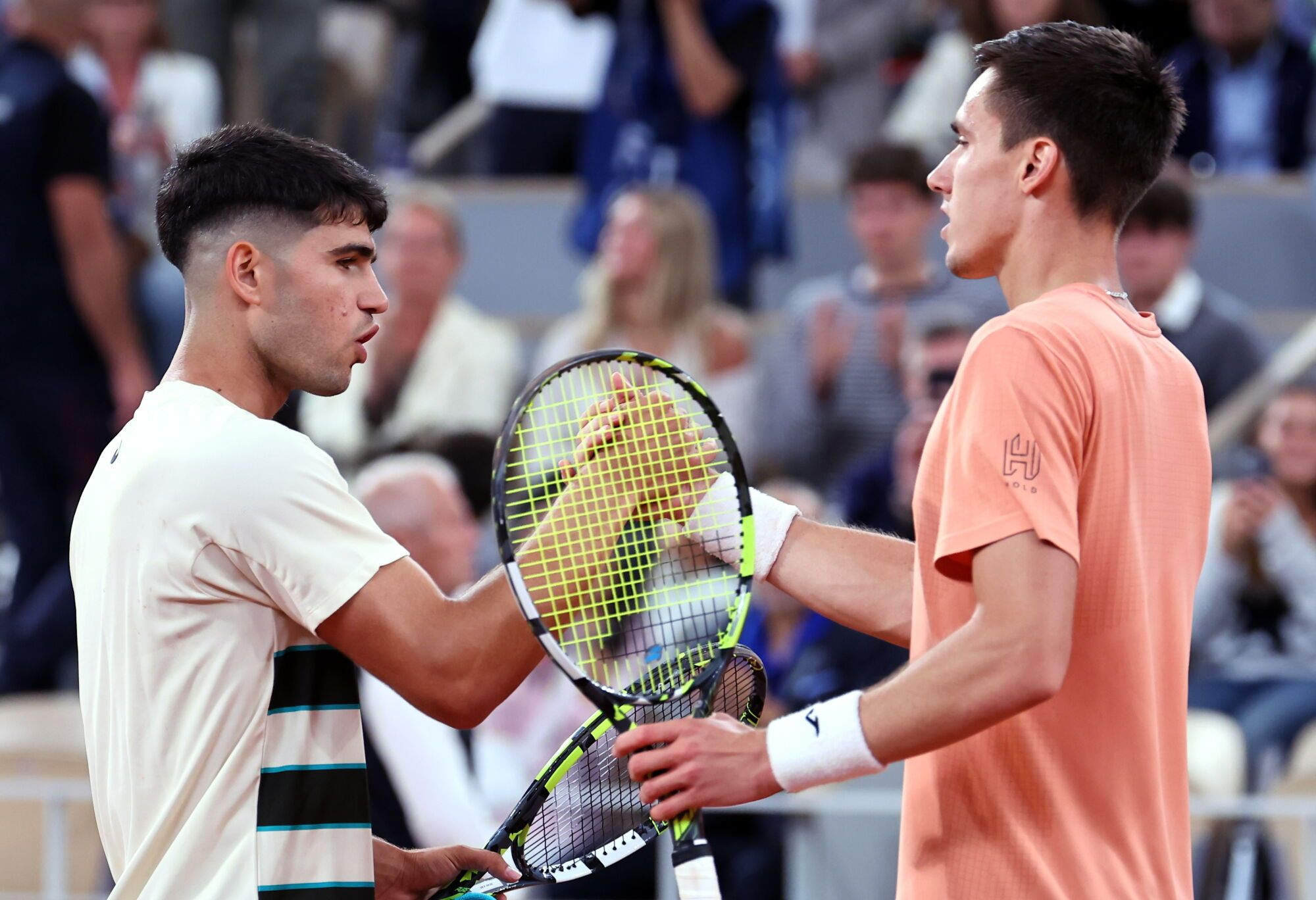PARIS (France), 28/05/2025.- Carlos Alcaraz of Spain (L) celebrates winning his Men's 2nd round match as he shakes hands with Fabian Marozsan of Hungary at the French Open Grand Slam tennis tournament at Roland Garros in Paris, France, 28 May 2025. (Tenis, Abierto, Francia, Hungría, España) EFE/EPA/CHRISTOPHE PETIT TESSON