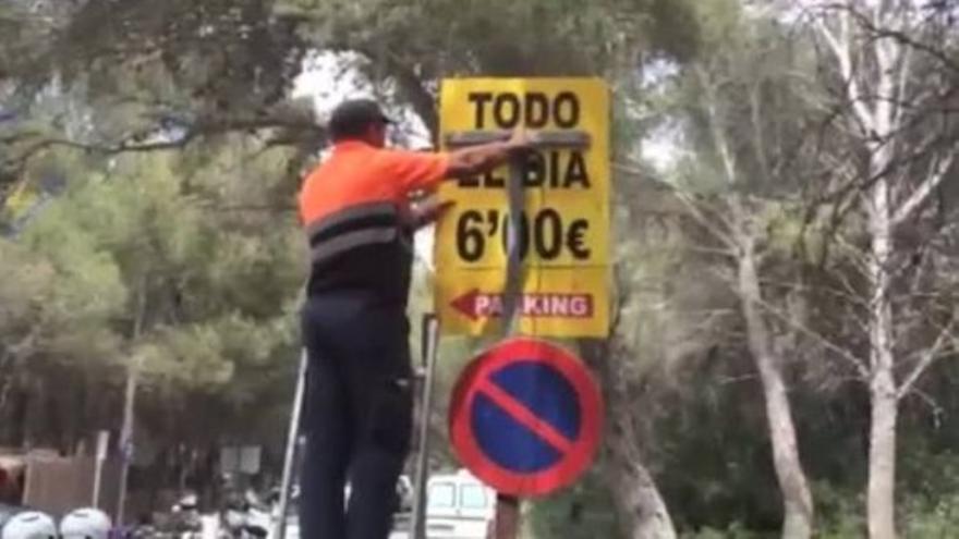 Retiran los carteles del aparcamiento ilegal de ses Covetes