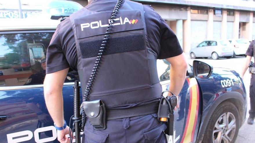 Los dos traficantes detenidos en la Fuente de las Palomas de Oviedo llevaban 30 kilos de hachís: uno de ellos arrastró a un policía con la furgoneta cuando iba a ser detenido