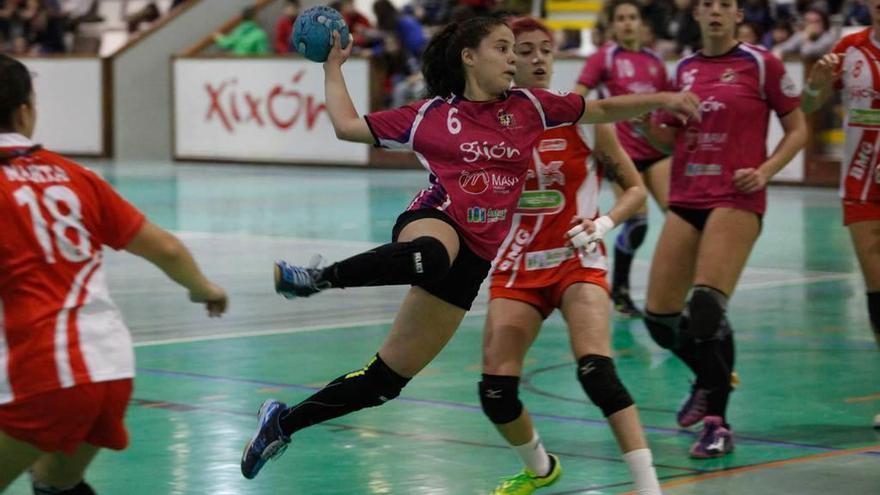 Fernanda Lujan penetra entre la defensa del Balonmano Gijón para disparar a puerta.