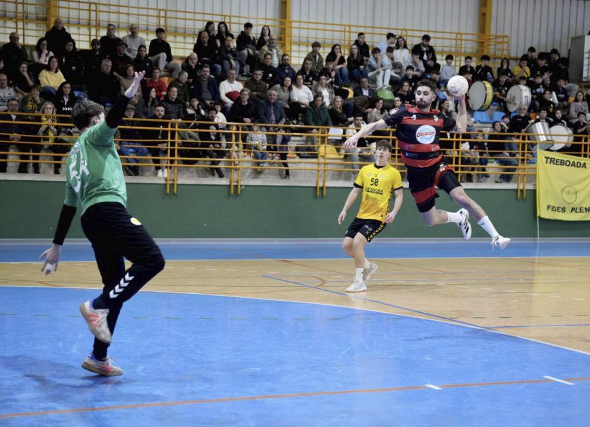 Ramón lanza por elevación, ayer, en O Consello de Ribadavia. | BERNABÉ