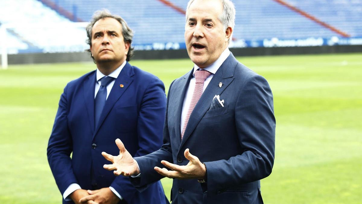 Juan Forcén y Jorge Mas, en La Romareda, durante la primera visita del presidente del Real Zaragoza a tierras aragonesas.