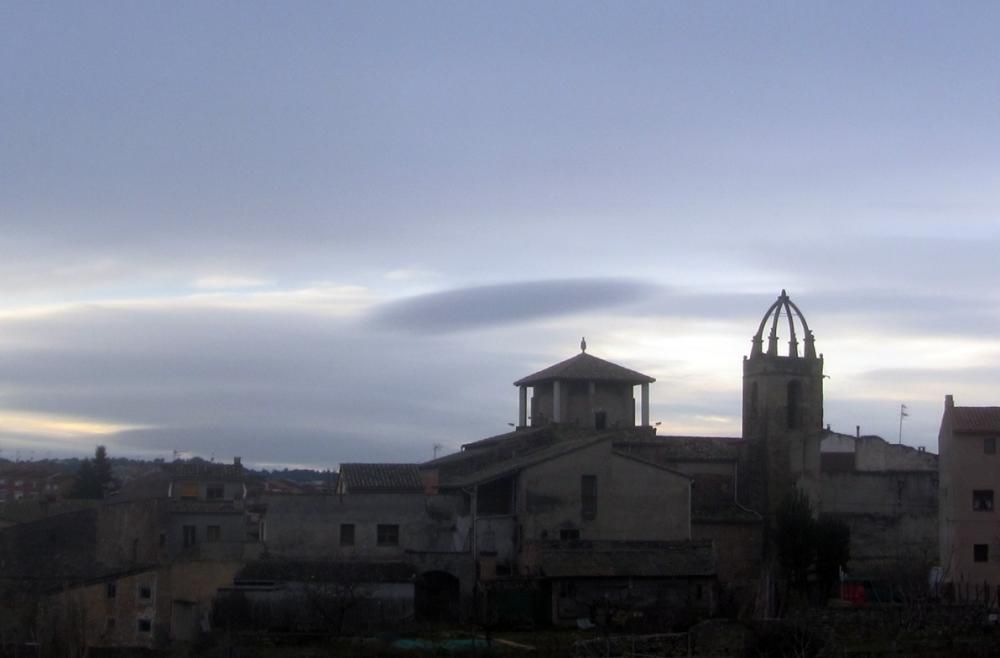 Núvols de vent sobre Sant Fruitós.