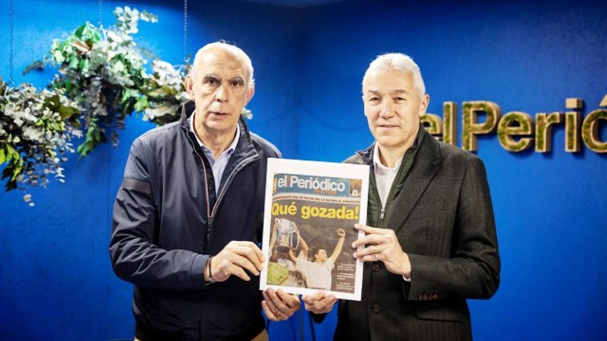 Andoni Cedrún y Xavi Aguado sujetan una reproducción de la portada de este diario del 11 de mayo de 1995.
