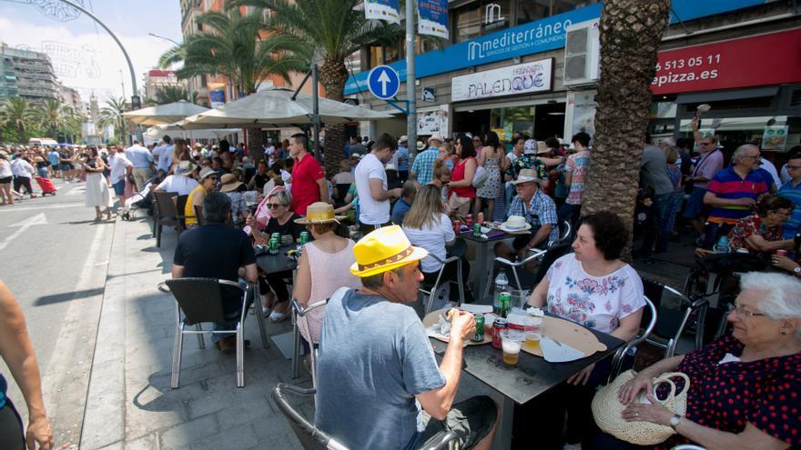 Faltan cocineros, camareros y personal de hotel para atender la demanda en las Hogueras de Alicante