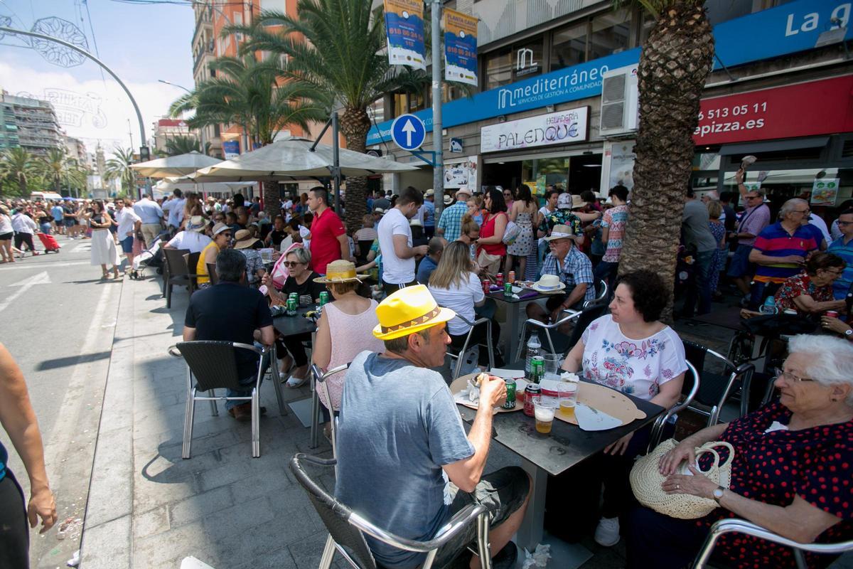 Las terrazas de varios locales en la avenida de la Estación, llenas durante las pasadas Hogueras.