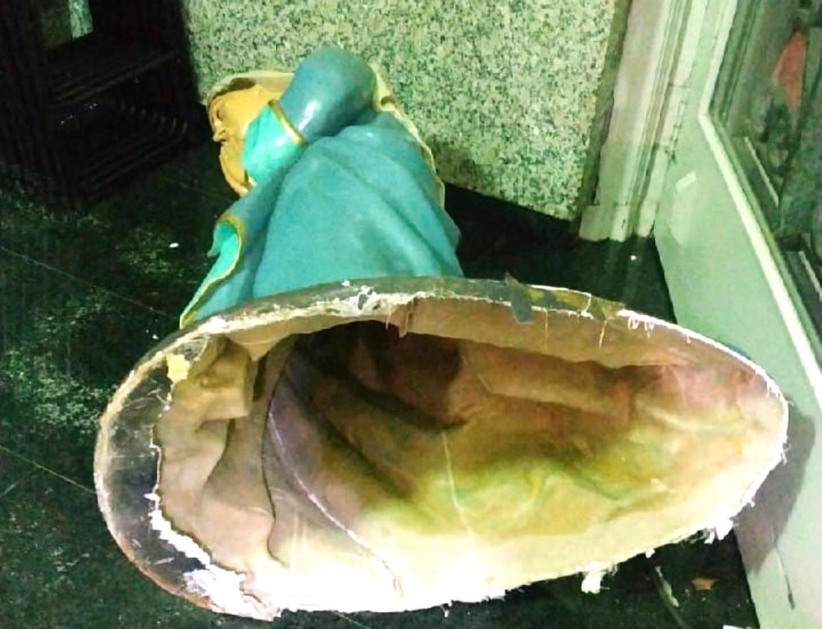 Vigura de la Virgen María de Santa Coloma de Gramenet, tras un intento de robo.