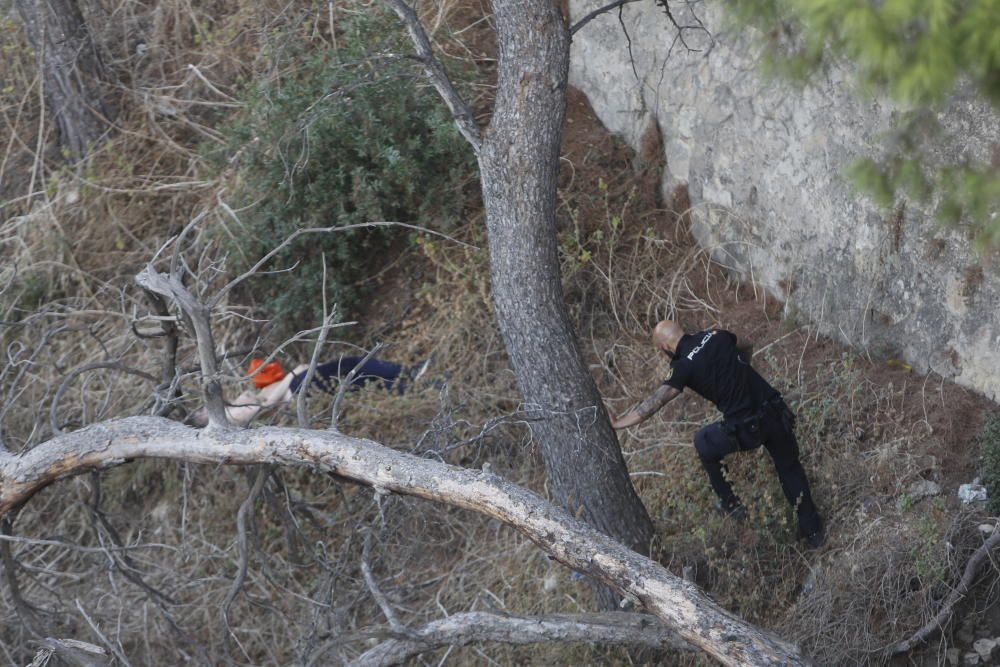 Rescatan a una mujer tras caer desde la muralla del castillo de Santa Bárbara