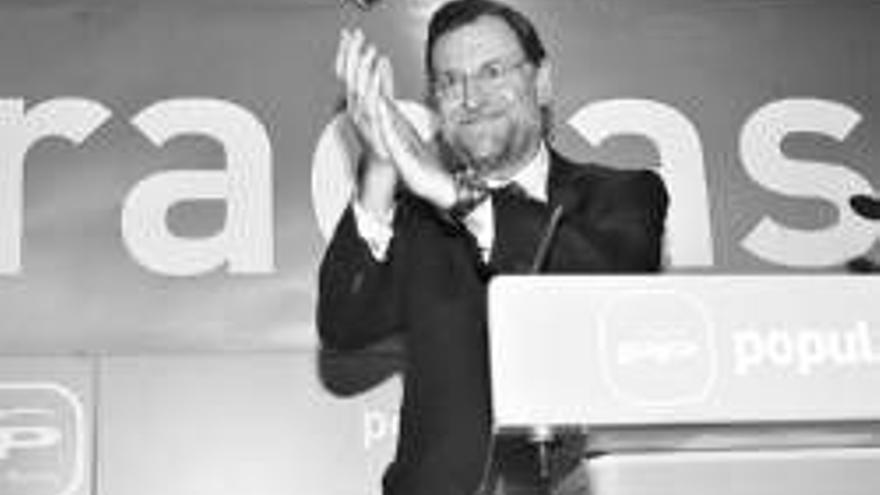 Rajoy se abre a la crítica y al debate pero alerta de la división