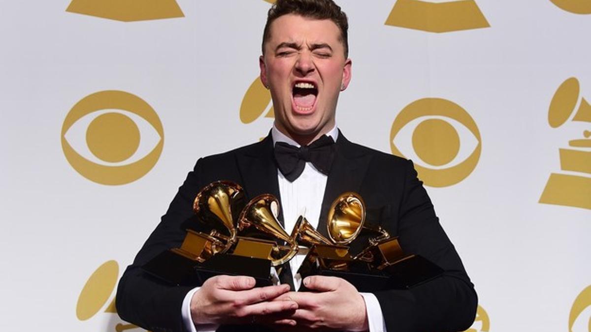 Sam Smith, exultante, con sus cuatro premios Grammy.