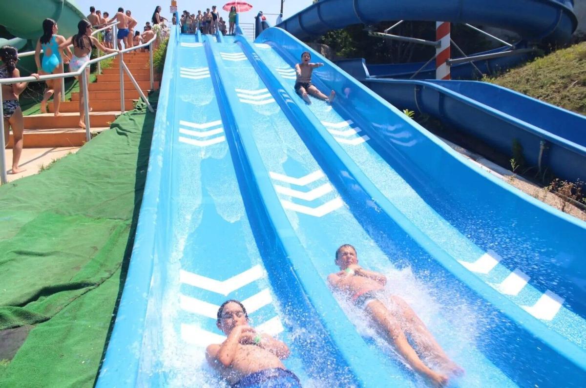 Unos niños se deslizan por los toboganes del Parque Acuático de Fafe.