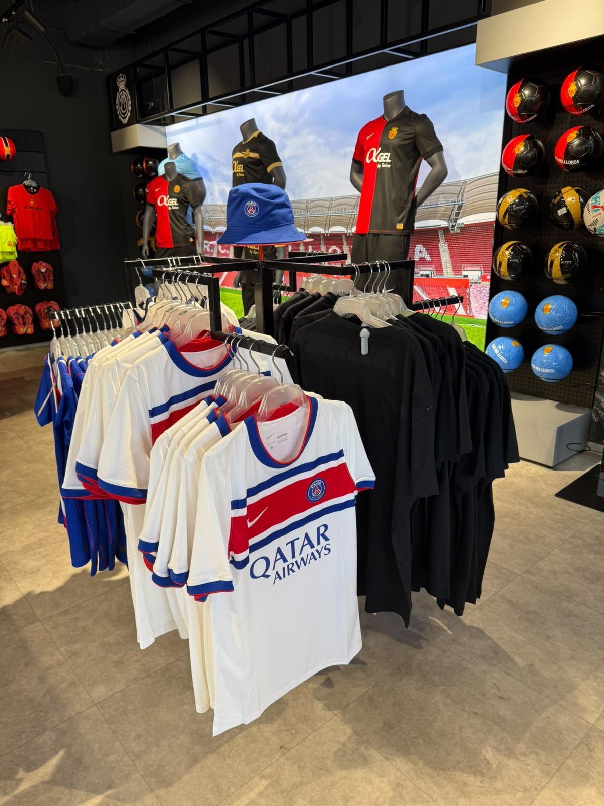 Las elásticas del PSG, en la tienda oficial del Mallorca.
