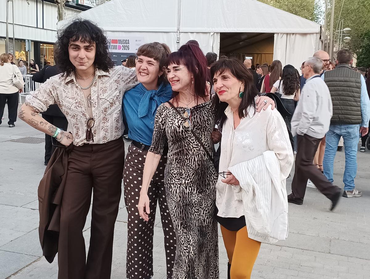 Ana Curra, con amigos y fans, en el Bulevar Gran Capitán.