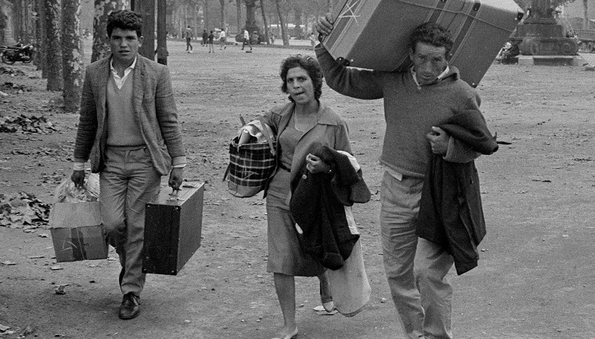 Una de las fotos históricas de 'Realidades paralelas', con unos inmigrantes en la Estación de França.