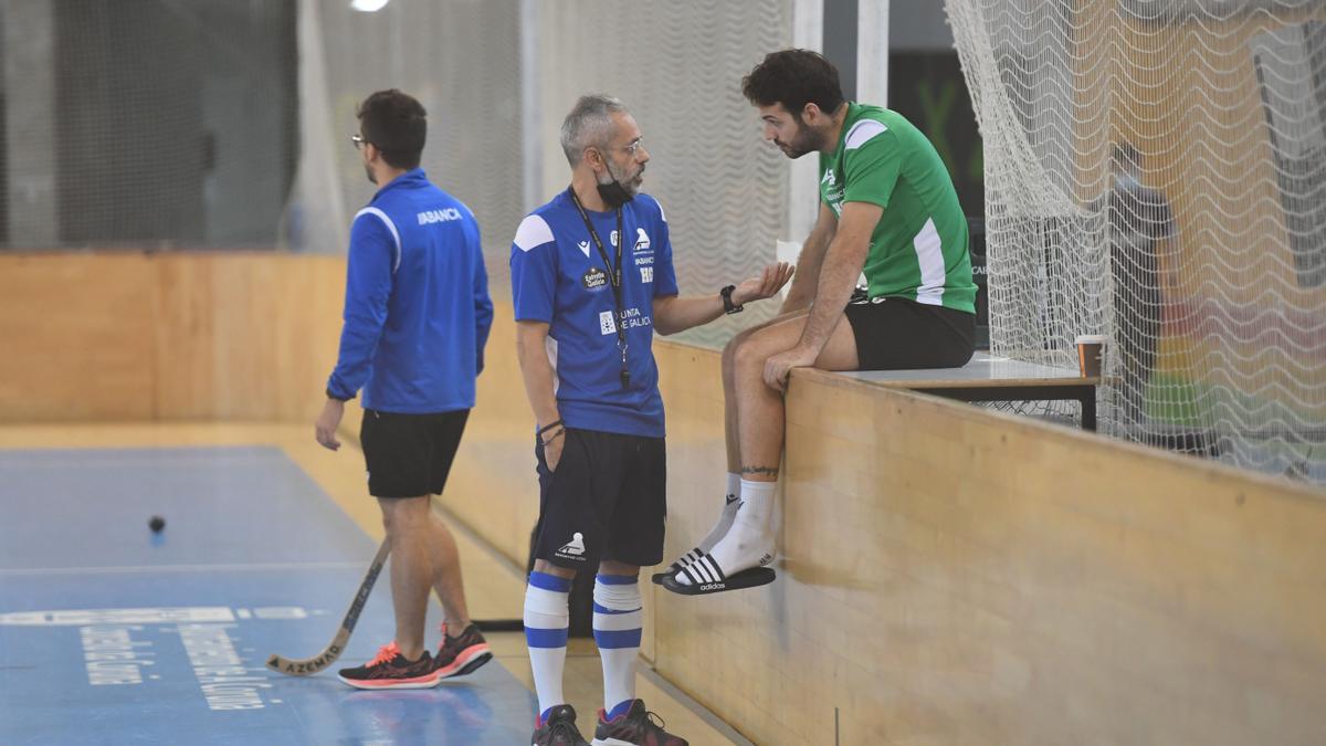 Juan Copa y David Torres hablan en un entrenamiento.