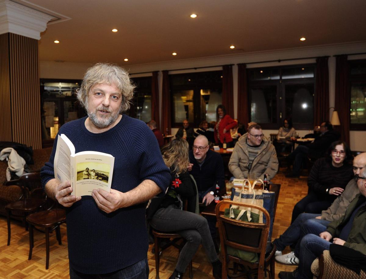 Román Gutiérrez presentó ayer su libro en los salones del Casino de Lalín.  | BERNABÉ/JAVIER LALÍN