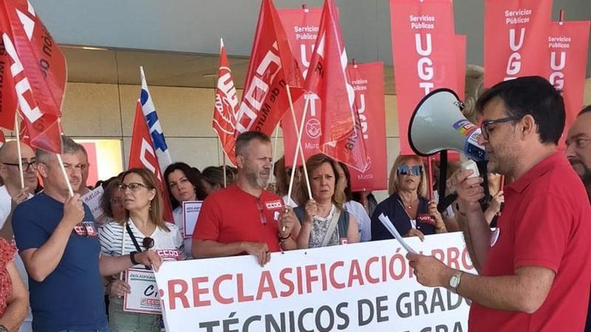 La manifestación protesta convocada por UGT y CCOO esta mañana en la Arrixaca.