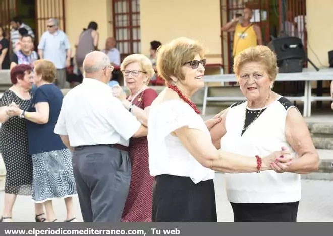 Paella monumental y baile de la tercera edad en la Panderola