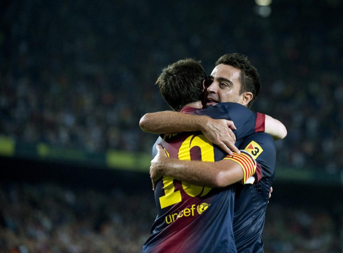 Xavi i Messi s’abracen després del gol Xavi i Messi s’abracen després del gol