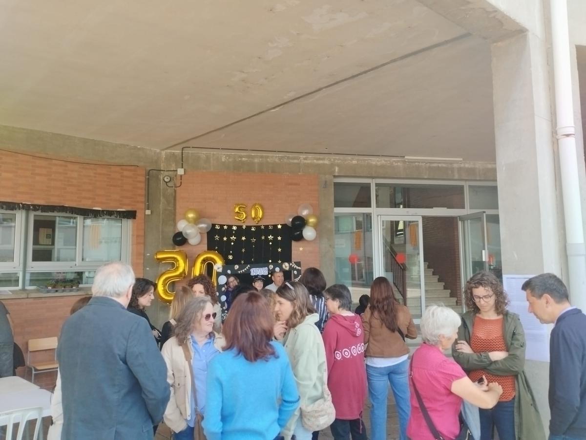 L'entrada a l'Institut Guillem de Berguedà en un moment de la celebració