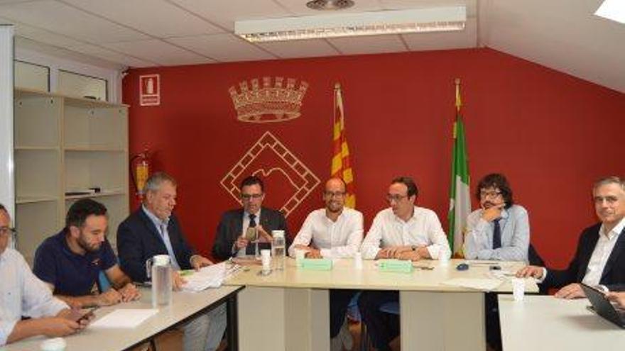 El conseller Josep Rull (al mig) amb representants berguedans, ahir