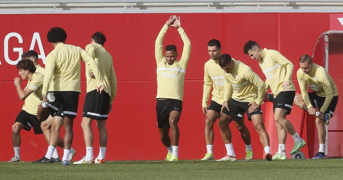 Los jugadores del Sevilla entrenando.