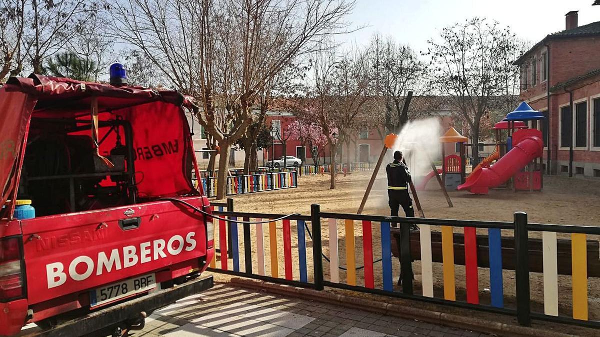Un bombero de Toro desinfecta las instalaciones de un parque infantil de la ciudad. | M. J. C.