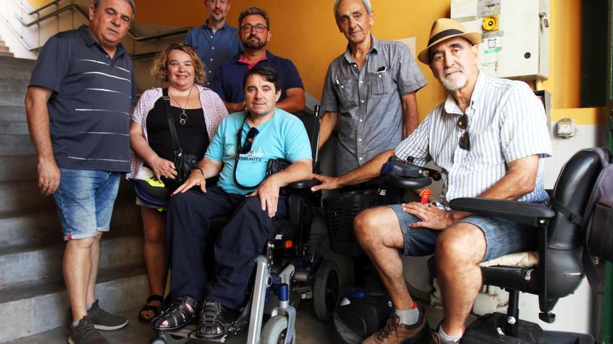 Vecinos y usuarios en silla de ruedas, ayer en el acceso a la Biblioteca Municipal Emilio Prados, una escalera de 32 peldaños con una rampa anticuada