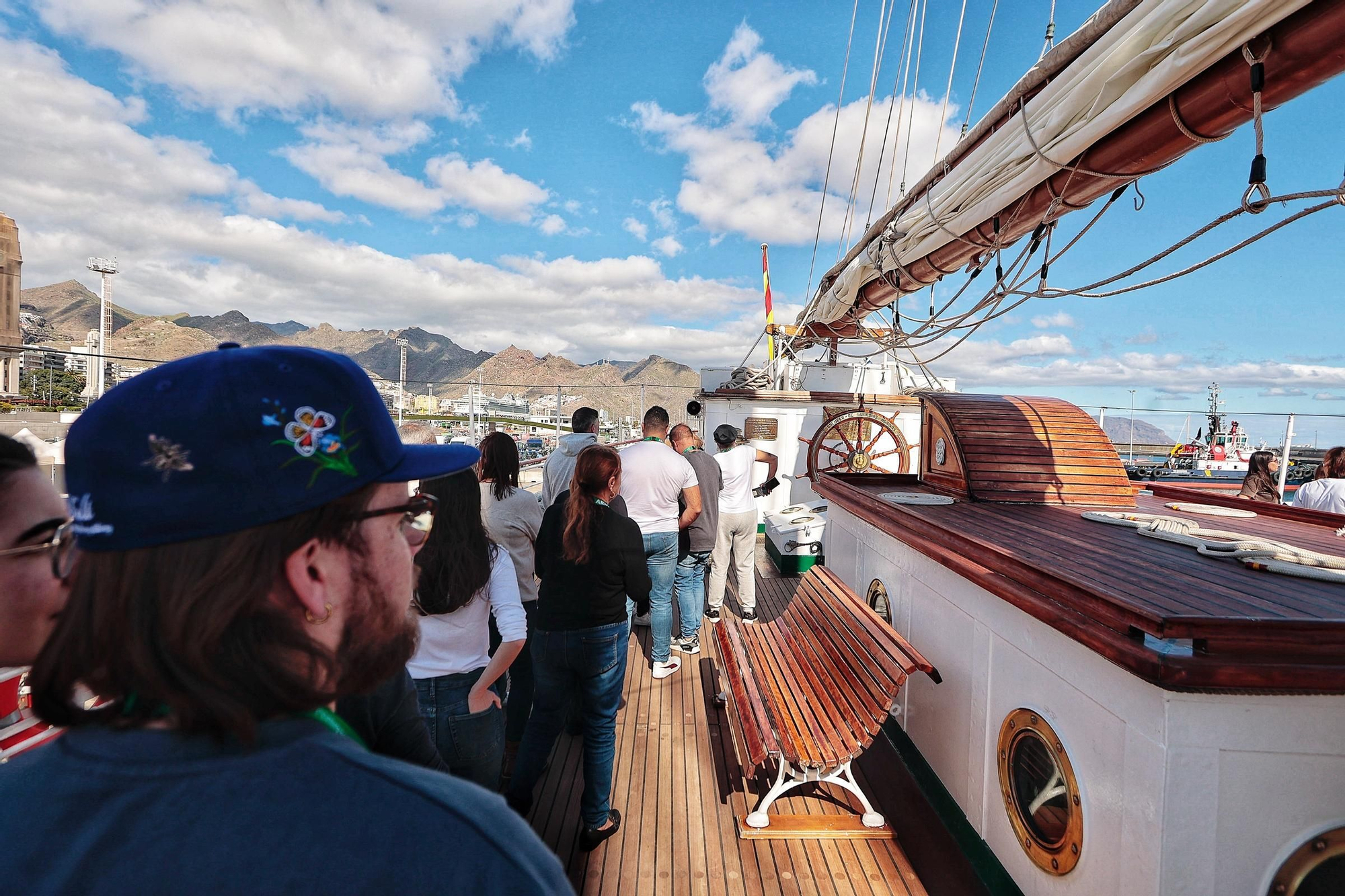 Queues outside the Juan Sebatián Elcano, the ship on which Princess Leonor was trained