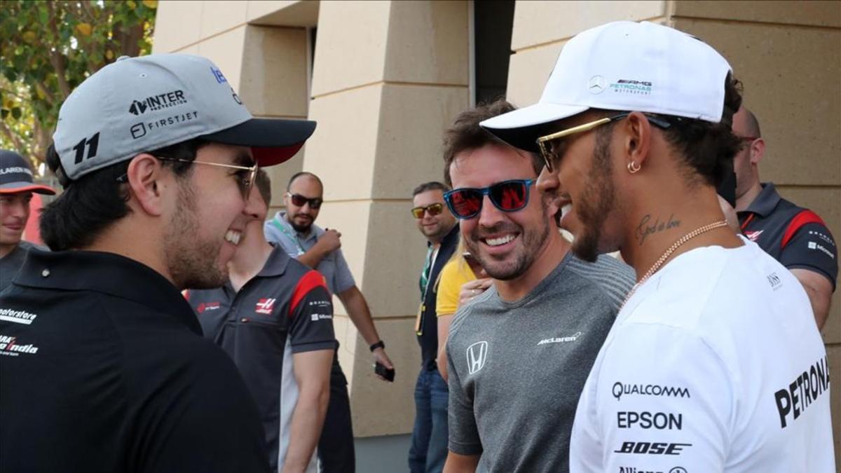 Alonso, con Hamilton y Sergio Pérez, en Bahrein