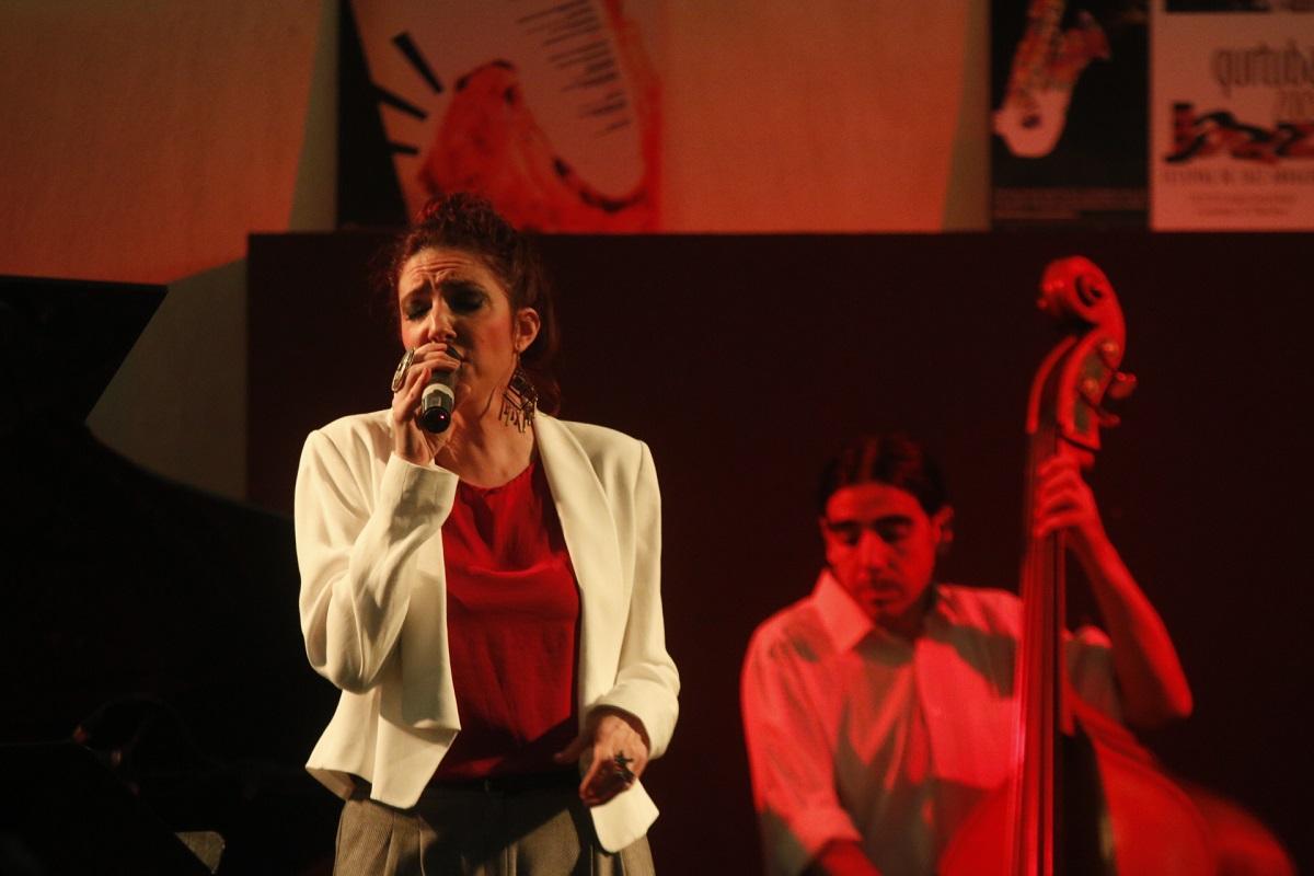 La cantante cordobesa Ana de Lois durante una actuación, en una imagen de archivo.