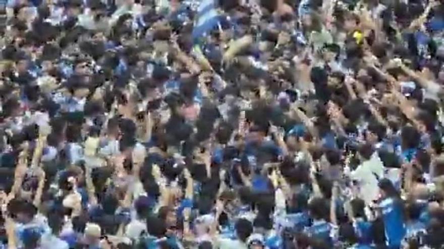 Miles de aficionados del Deportivo invadieron el césped de Riazor para celebrar el ascenso directo a LaLiga