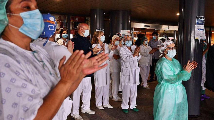 Profesionales sanitarios en una concentración a las puertas del Hospital Montecelo.